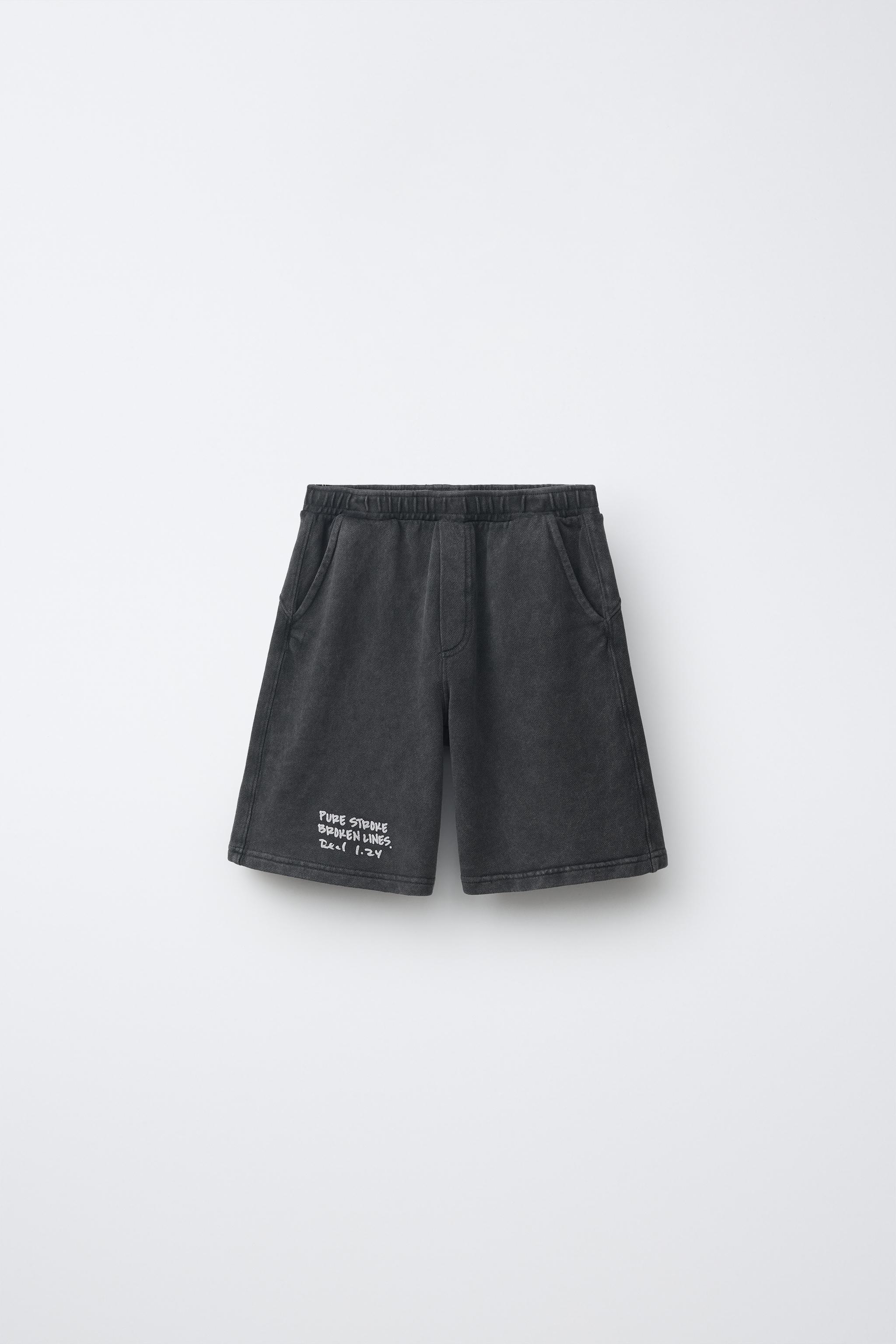 SHORT EFFET DÉLAVÉ À INSCRIPTION
